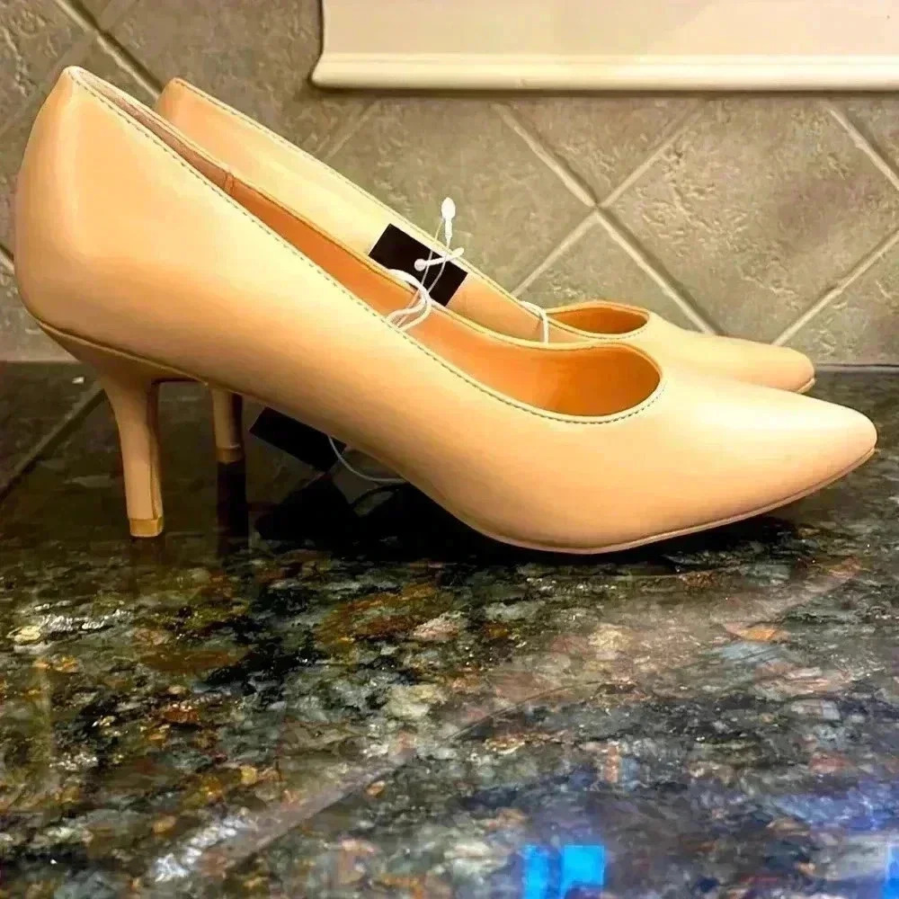NWT French Connection beige pumps, size 10